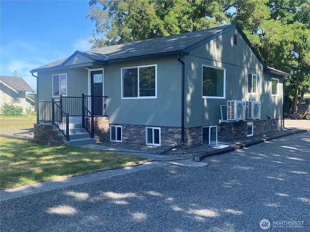 604 SW 4th St, College Place, WA 99324 - view of front of home featuring a shingled roof and a front lawn