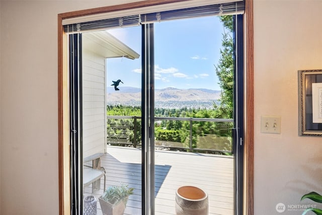 622 Vista View Pl, East Wenatchee, WA 98802 - entryway featuring a mountain view
