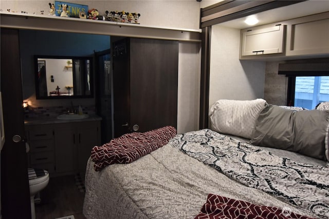 112 Primrose Ln, Cinebar, WA 98533 - bedroom with a sink and wood finished floors