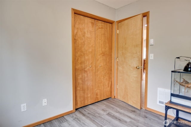 858 Willow Ct SW, Ocean Shores, WA 98569 - entrance foyer featuring light wood-type flooring and baseboards