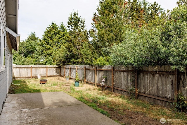 858 Willow Ct SW, Ocean Shores, WA 98569 - fenced backyard featuring a patio area
