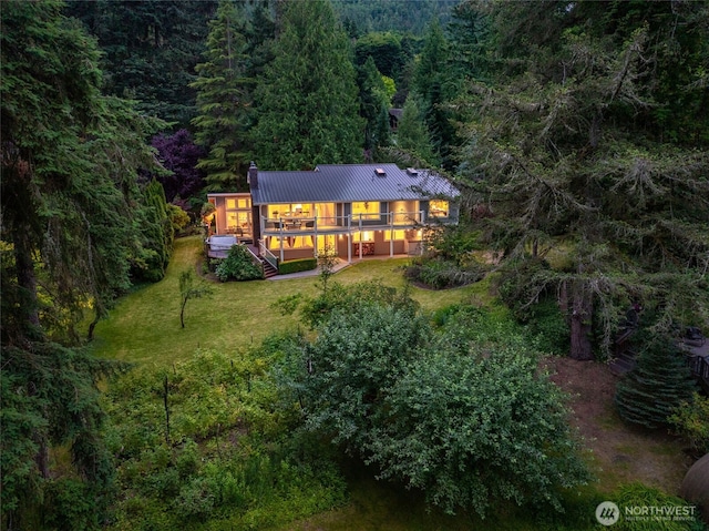 1564 Hillside Dr SE, Issaquah, WA 98027 - back of property with a wooded view, a lawn, a metal roof, and a deck