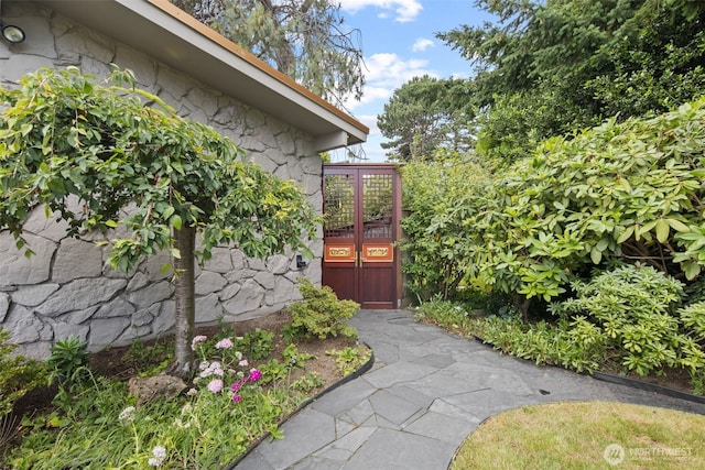 3015 44th Ave W, Seattle, WA 98199 - view of yard featuring a gate
