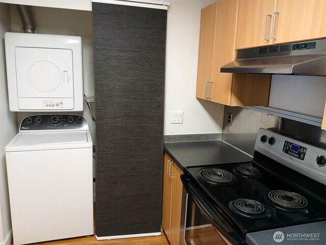 510 S 325th St Unit 19G, Federal Way, WA 98003 - kitchen with stainless steel electric range oven, under cabinet range hood, estacked washer and dryer, and dark countertops