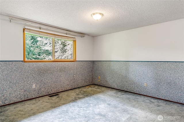8419 121st St E, Puyallup, WA 98373 - unfurnished room featuring carpet flooring, a wainscoted wall, and a textured ceiling