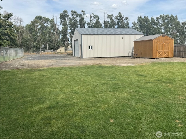 2201 Elgin Rd NE, Moses Lake, WA 98837 - view of yard featuring an outdoor structure, a detached garage, and view of scattered trees