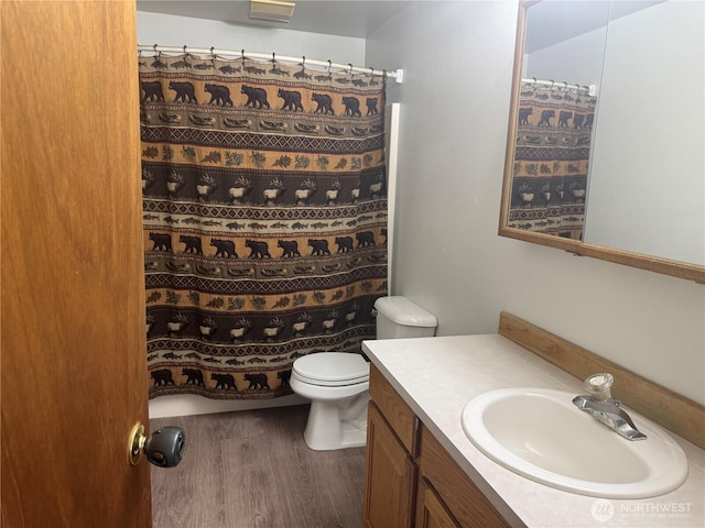 2201 Elgin Rd NE, Moses Lake, WA 98837 - full bathroom with wood finished floors, vanity, and a shower with shower curtain