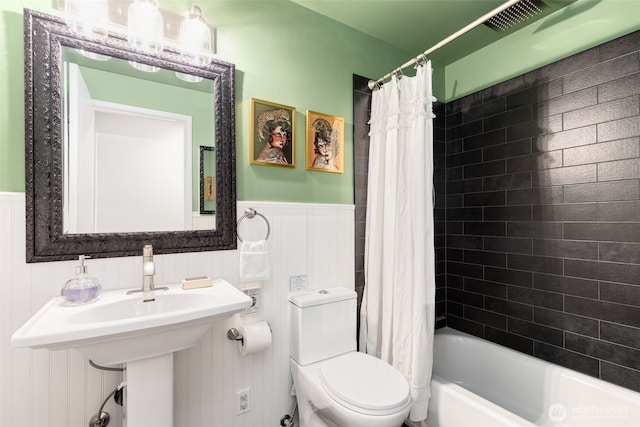 11803 14th Ave S, Seattle, WA 98168 - full bath with wainscoting and shower / bathtub combination with curtain