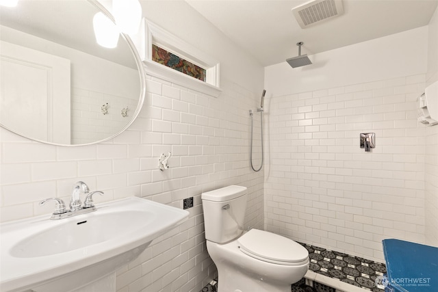11803 14th Ave S, Seattle, WA 98168 - full bathroom featuring a tile shower, tile walls, and backsplash