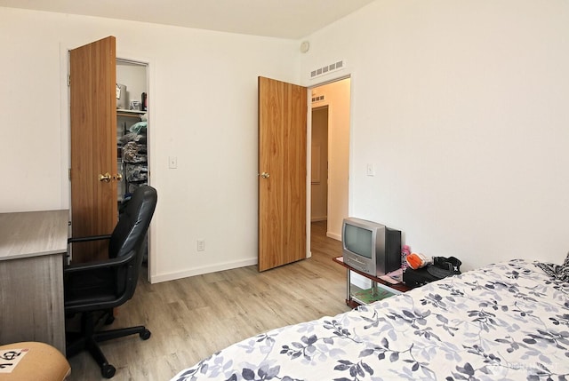 5845 Alpha Ln, Freeland, WA 98249 - bedroom featuring light wood-style flooring, an office area, and a spacious closet
