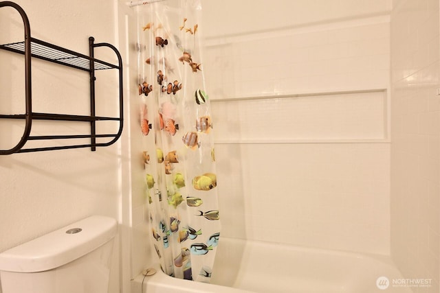 5845 Alpha Ln, Freeland, WA 98249 - bathroom featuring shower / tub combo with curtain and toilet