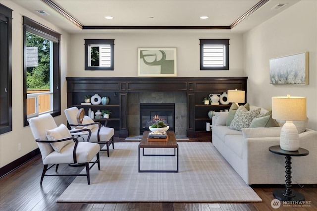 6555 125th Ave NE, Kirkland, WA 98033 - living area featuring wood finished floors, a tray ceiling, plenty of natural light, recessed lighting, and ornamental molding