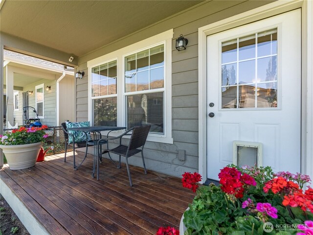 2135 Roper Ln, Wenatchee, WA 98801 - porch with outdoor dining area