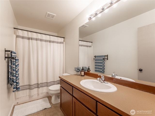 2135 Roper Ln, Wenatchee, WA 98801 - full bathroom featuring vanity, tile patterned floors, and a shower with curtain
