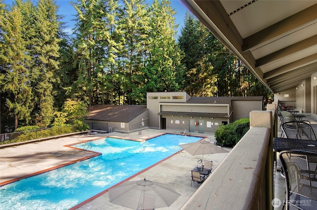 6347 137th Ave NE Unit 262, Redmond, WA 98052 - community pool with a patio