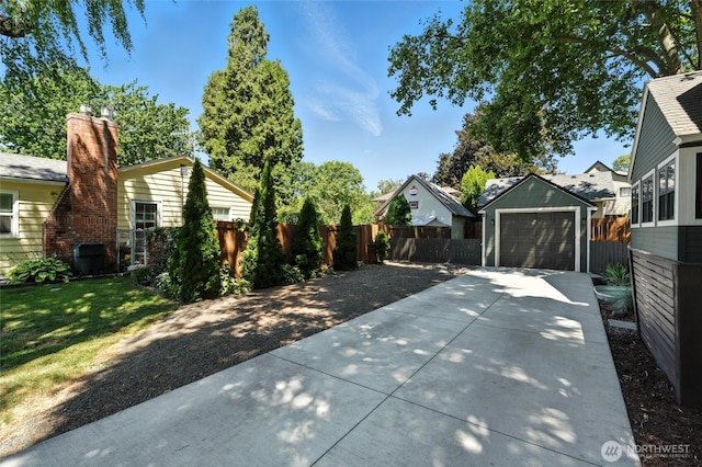533 Craig St, Walla Walla, WA 99362 - view of side of property featuring concrete driveway, a residential view, a garage, and an outbuilding