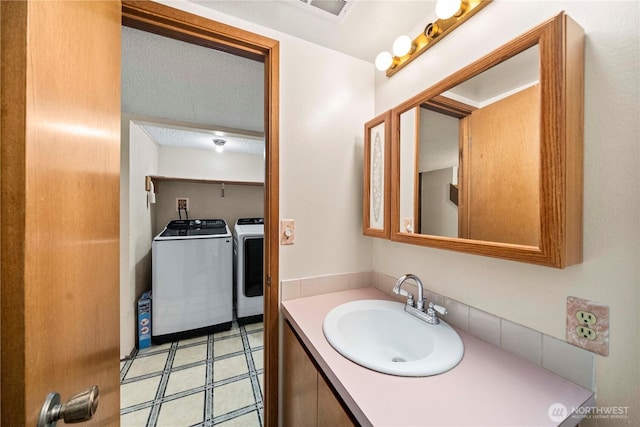 10637 Glen Acres Dr S Unit 10637, Seattle, WA 98168 - bathroom featuring washer and clothes dryer and vanity