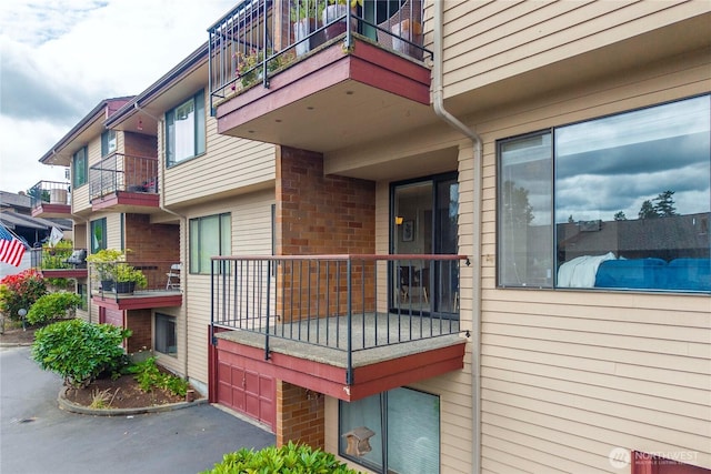 10637 Glen Acres Dr S Unit 10637, Seattle, WA 98168 - view of property featuring an attached garage and asphalt driveway
