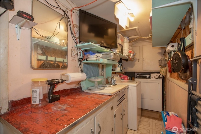 1109 S 61st St, Tacoma, WA 98408 - kitchen with washing machine and clothes dryer