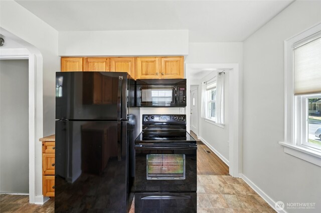 521 S Park St, Walla Walla, WA 99362 - kitchen with black appliances, plenty of natural light, arched walkways, and light brown cabinets