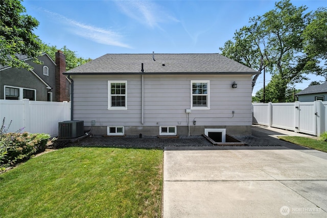 521 S Park St, Walla Walla, WA 99362 - rear view of property with a gate, a patio area, and roof with shingles