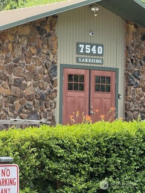 7601 Greenridge Loop SW, Olympia, WA 98512 - entrance to property with stone siding