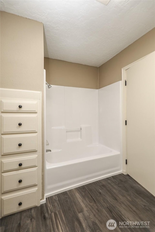 1514 Mt Brynion Rd, Kelso, WA 98626 - bathroom featuring wood finished floors, washtub / shower combination, and a textured ceiling