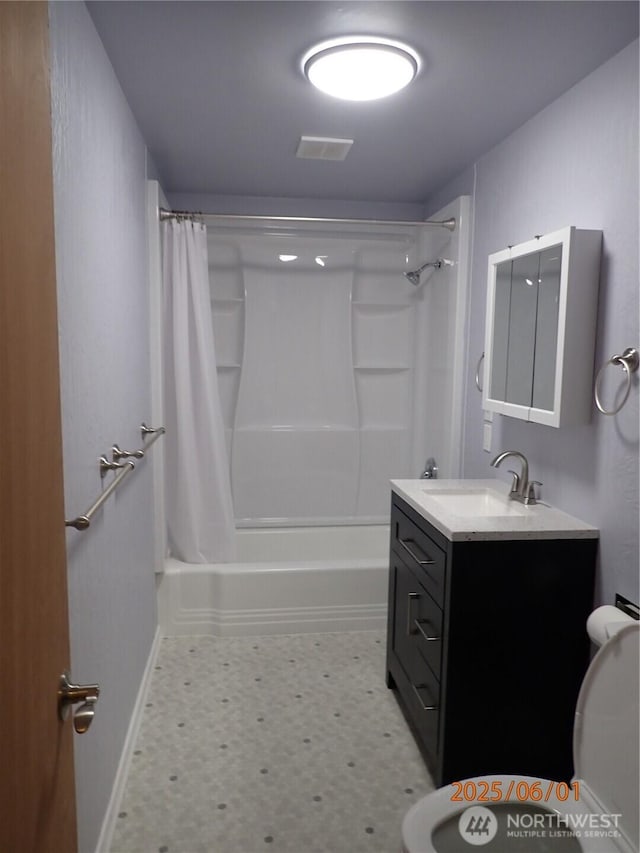 502504 4th St, Hoquiam, WA 98550 - full bath with vanity and shower / tub combo with curtain