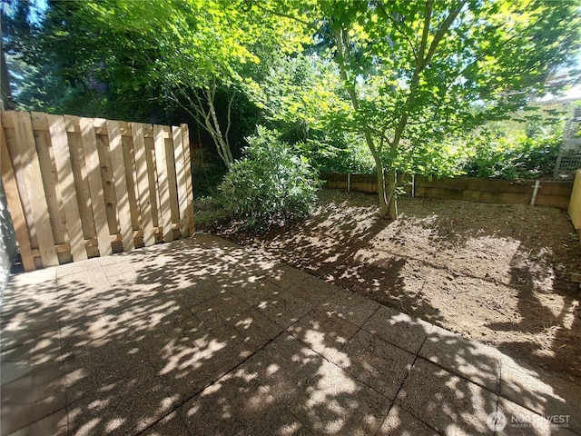 6907 Rainier Dr E Unit 1B, Everett, WA 98203 - fenced backyard with a patio area