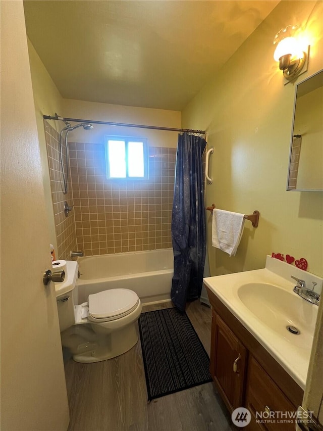 1717 Cherry St, Aberdeen, WA 98520 - full bathroom featuring wood finished floors, shower / tub combo with curtain, and vanity