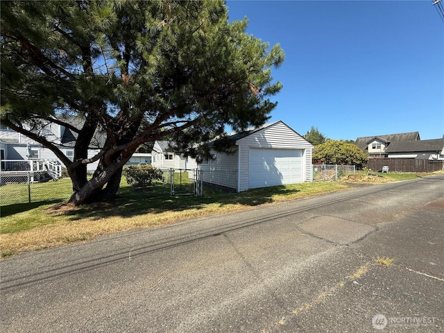 1717 Cherry St, Aberdeen, WA 98520 - detached garage with a gate