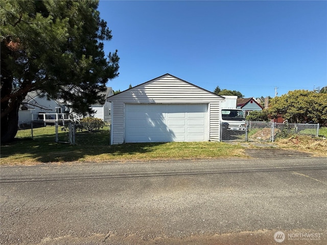 1717 Cherry St, Aberdeen, WA 98520 - detached garage with a gate