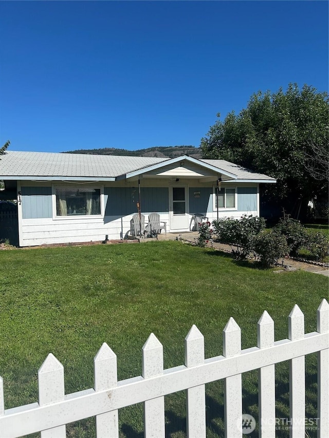 517 Juniper, Oroville, WA 98844 - view of front facade featuring a front yard