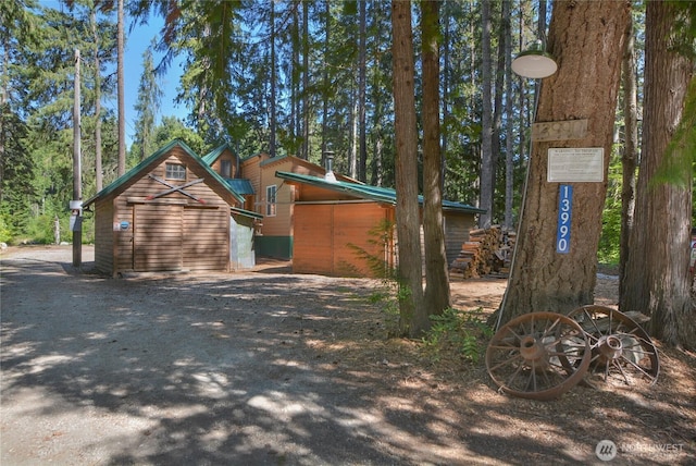 13990 Brae Burn Rd, Leavenworth, WA 98826 - view of side of property with an outdoor structure and driveway