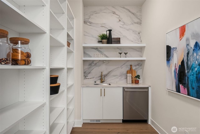 4719 86th Ave SE, Mercer Island, WA 98040 - pantry with a sink
