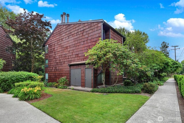 8941 Ravenna Ave NE, Seattle, WA 98115 - view of side of home with a lawn