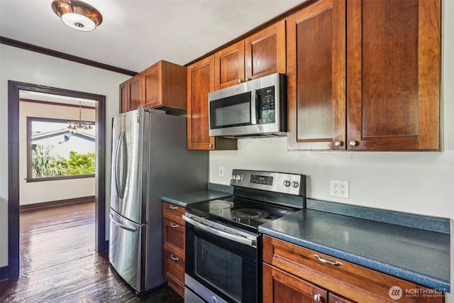 3706 Upland Ave, Everett, WA 98203 - kitchen featuring stainless steel appliances, a chandelier, dark countertops, dark wood-type flooring, and crown molding