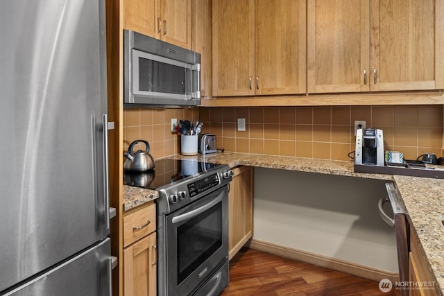 3600 Suncadia Trl Unit 1137, Cle Elum, WA 98922 - kitchen with appliances with stainless steel finishes, backsplash, wood finished floors, and light stone counters