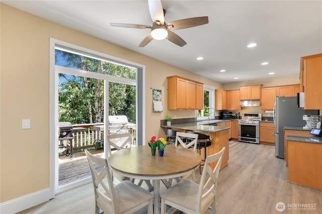 13034 SE 209th Ct, Kent, WA 98031 - dining area with light wood-style flooring, plenty of natural light, a ceiling fan, and recessed lighting