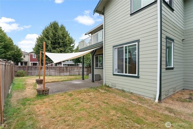 7701 Rushmore Ave NE, Lacey, WA 98516 - fenced backyard featuring a balcony and a patio area