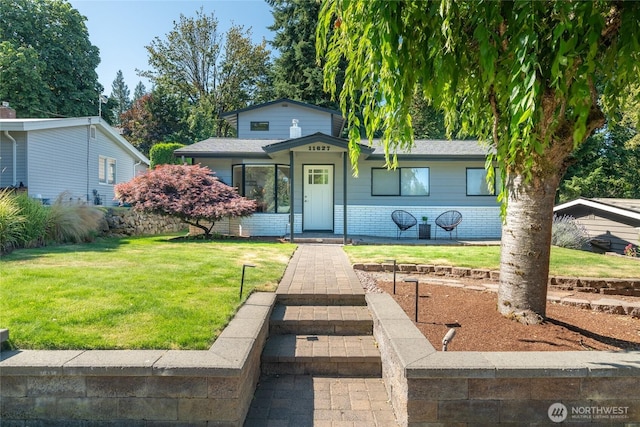 11627 NE 75th St, Kirkland, WA 98033 - view of front of house with a front yard and brick siding