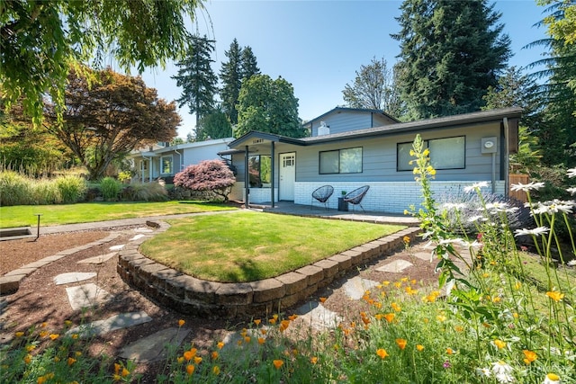 11627 NE 75th St, Kirkland, WA 98033 - view of front of home with a front yard and brick siding