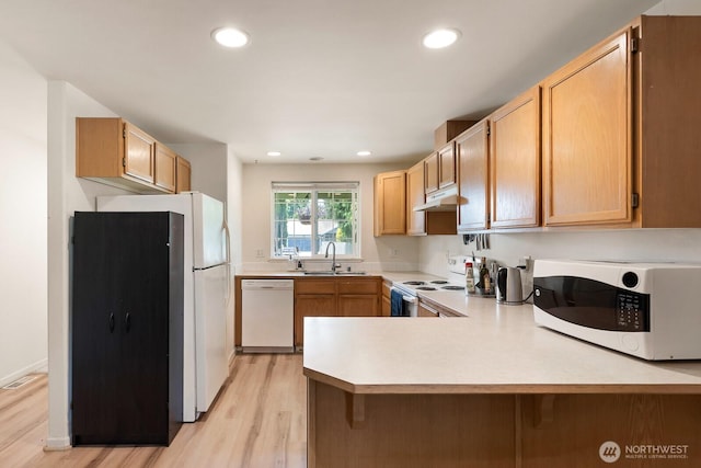 405 Spring Ln, Sedro Woolley, WA 98284 - kitchen featuring white appliances, a peninsula, light wood finished floors, light countertops, and recessed lighting