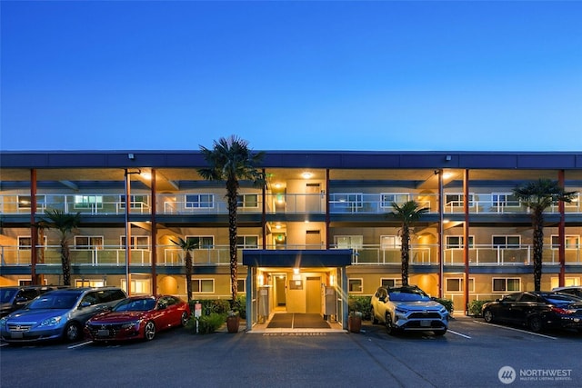 701 122nd Ave NE Unit 207, Bellevue, WA 98005 - view of building exterior with uncovered parking