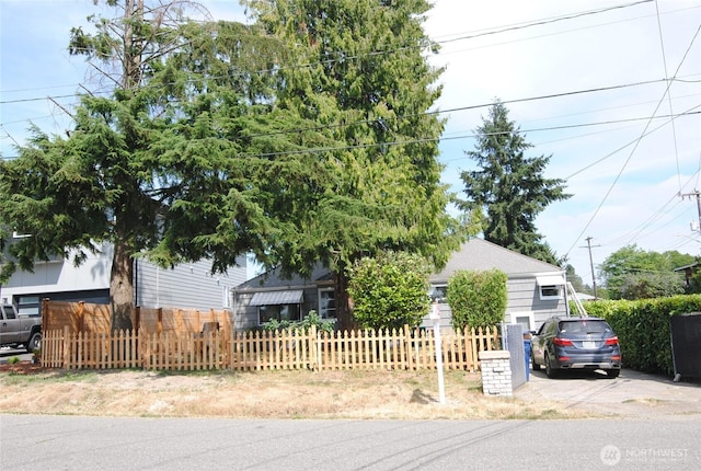 130 S 108th Pl, Seattle, WA 98168 - obstructed view of property featuring a fenced front yard