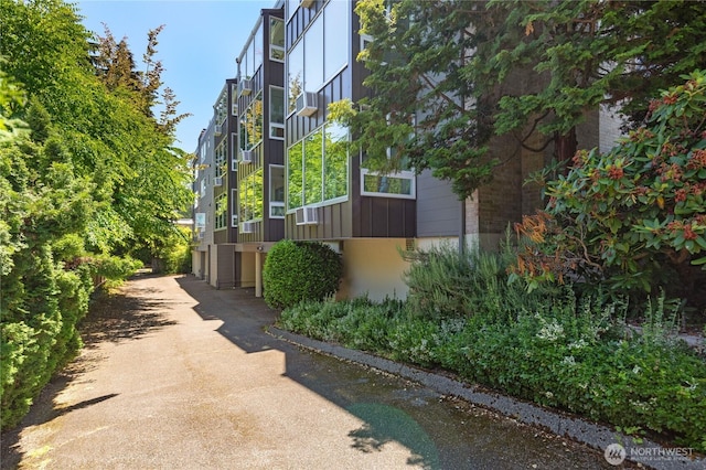 5101 NE 55th St Unit 103, Seattle, WA 98105 - view of side of home