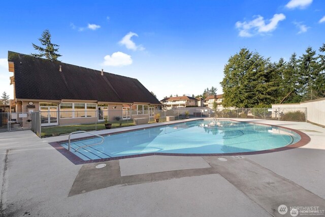 24812 12th Ave S, Des Moines, WA 98198 - view of swimming pool with a patio