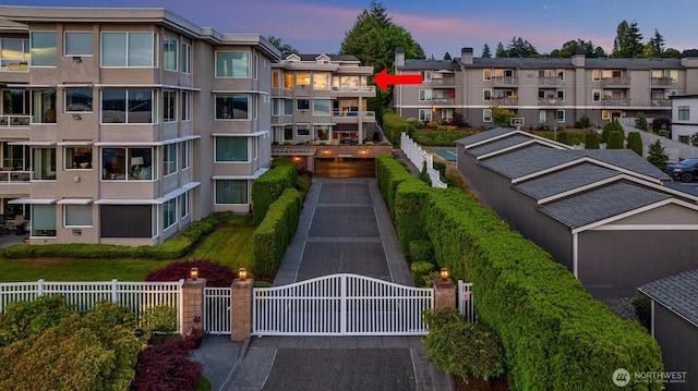 6424 Lake Washington Blvd NE Unit 34, Kirkland, WA 98033 - view of building exterior featuring a fenced front yard and a residential view