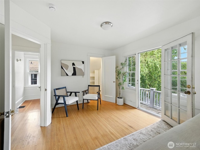2555 Queen Anne Ave N, Seattle, WA 98109 - living area featuring light wood-type flooring and baseboards