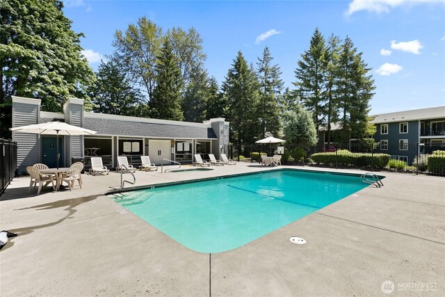 4635 W Lake Sammamish Pkwy SE Unit G206, Issaquah, WA 98027 - community pool with a patio area